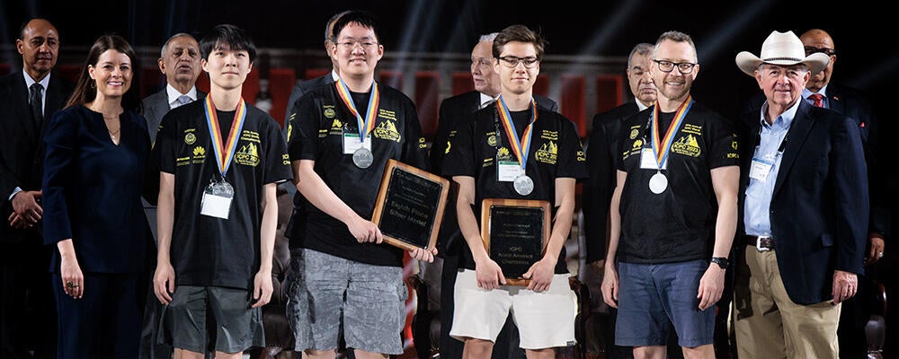 photo of Waterloo's silver team at 47th ICPC