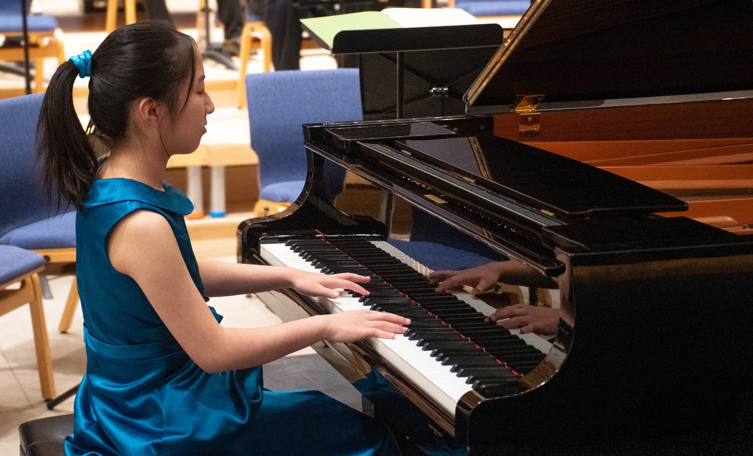 photo of Catherine He at the piano