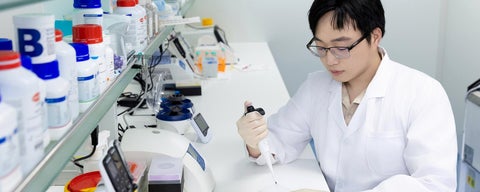 Zeping Mao in lab banner
