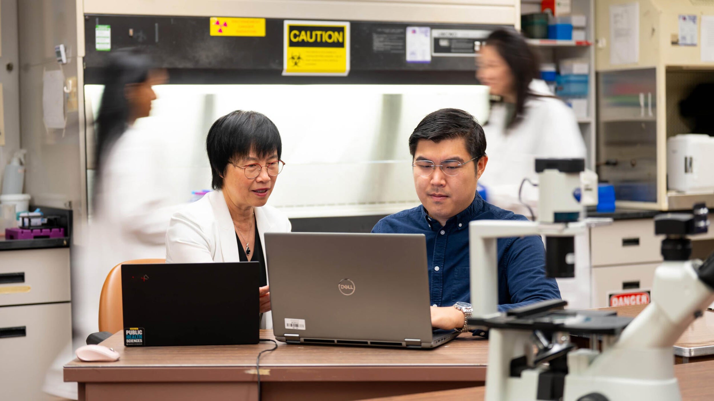 Professor Helen Chen and CS PhD student Bing Hu in lab